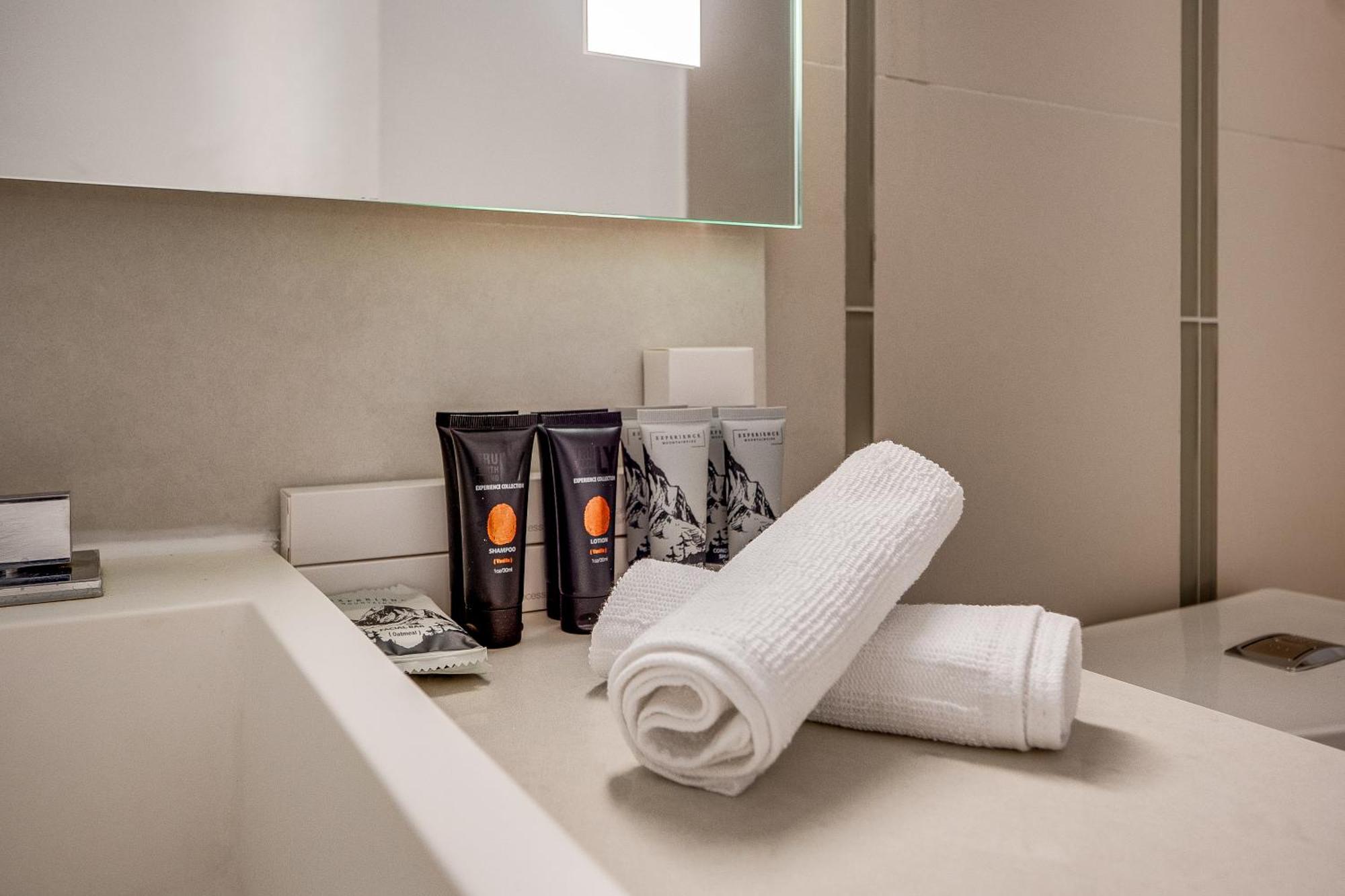 Modern Suite On Peter St - City View 토론토 외부 사진