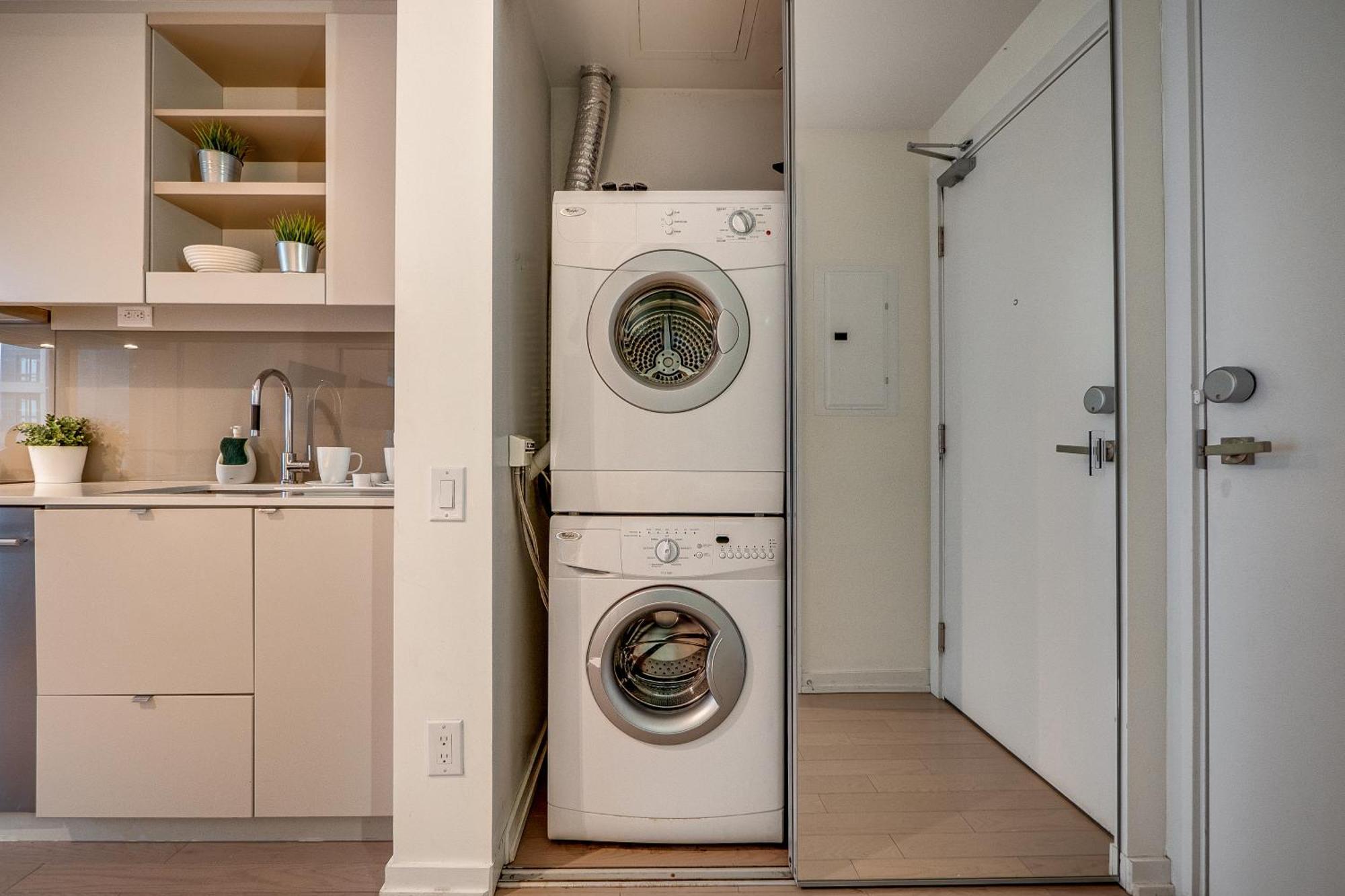 Modern Suite On Peter St - City View 토론토 외부 사진