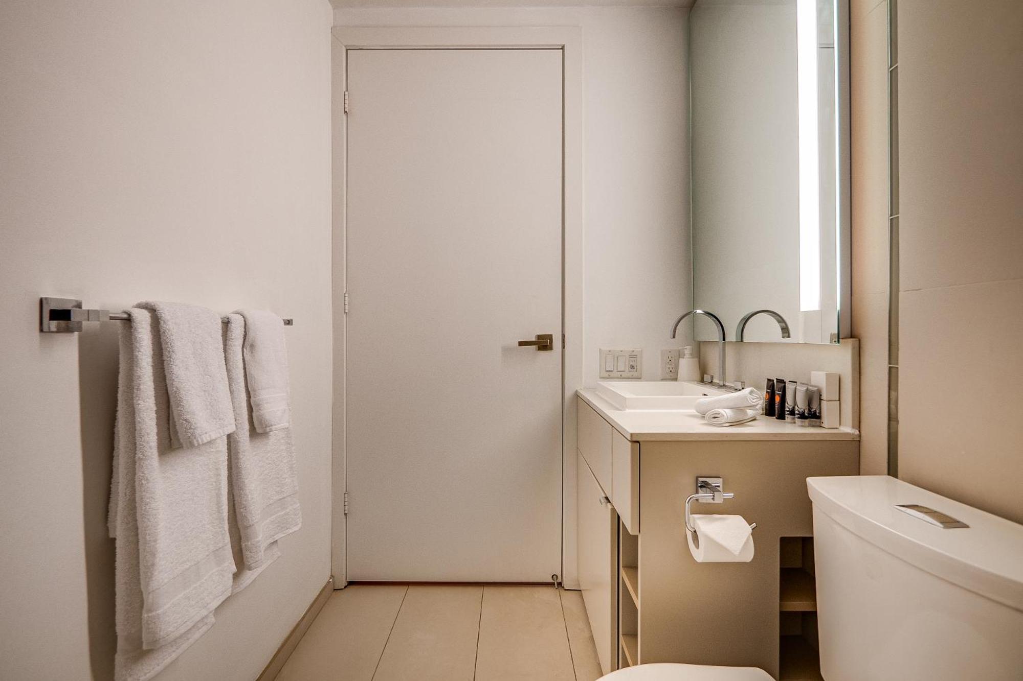 Modern Suite On Peter St - City View 토론토 외부 사진