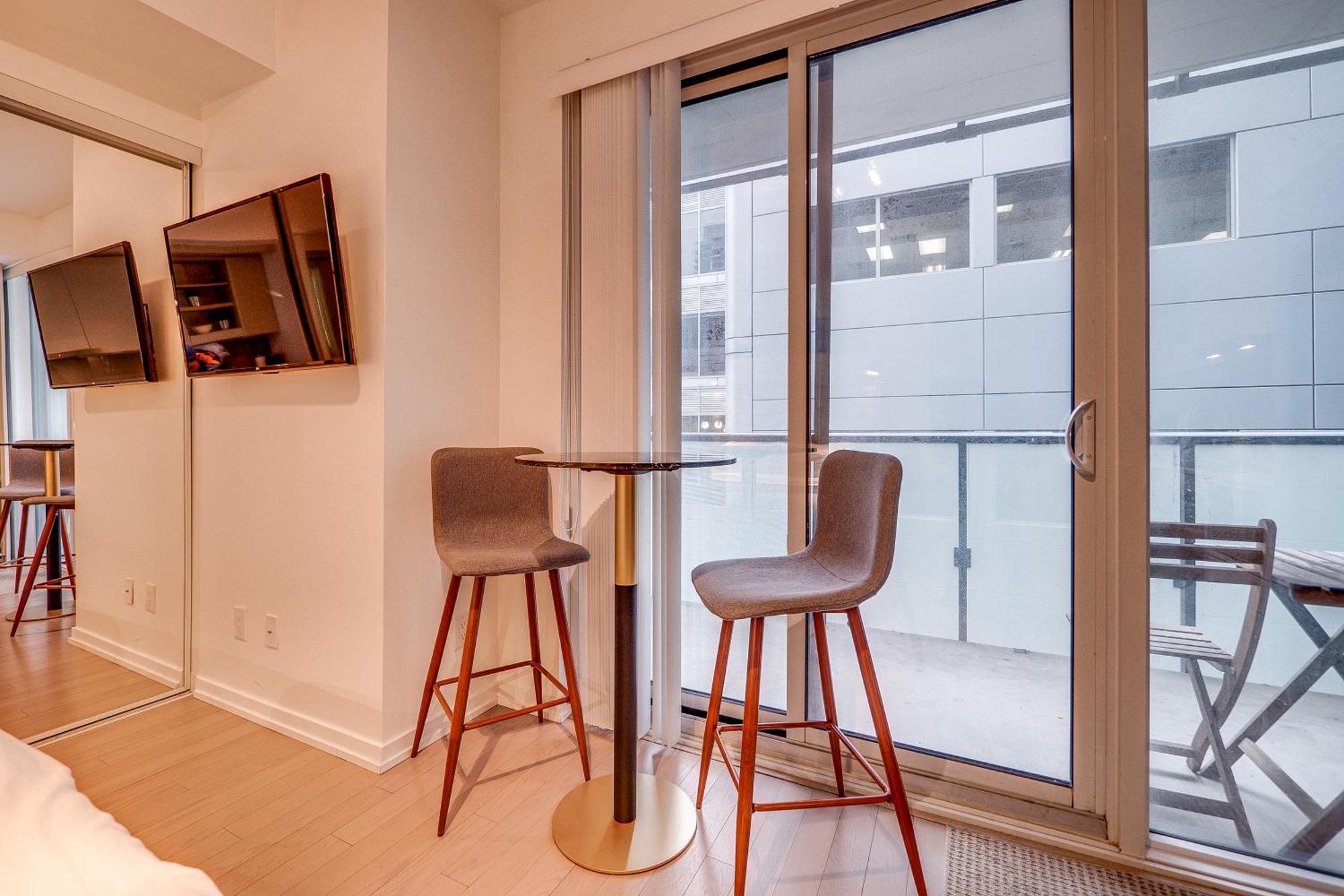 Modern Suite On Peter St - City View 토론토 외부 사진