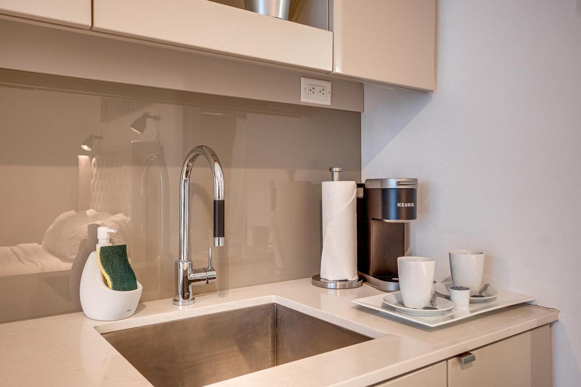 Modern Suite On Peter St - City View 토론토 외부 사진