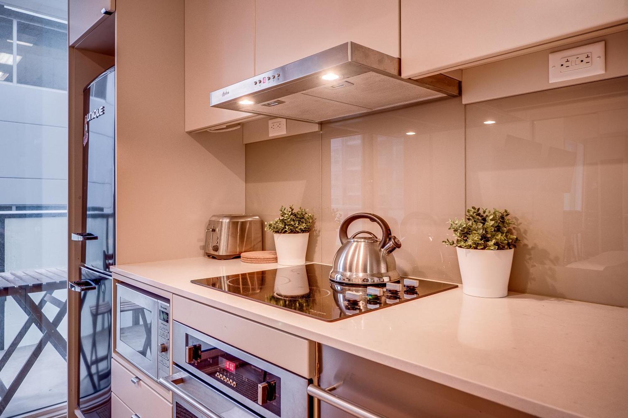 Modern Suite On Peter St - City View 토론토 외부 사진