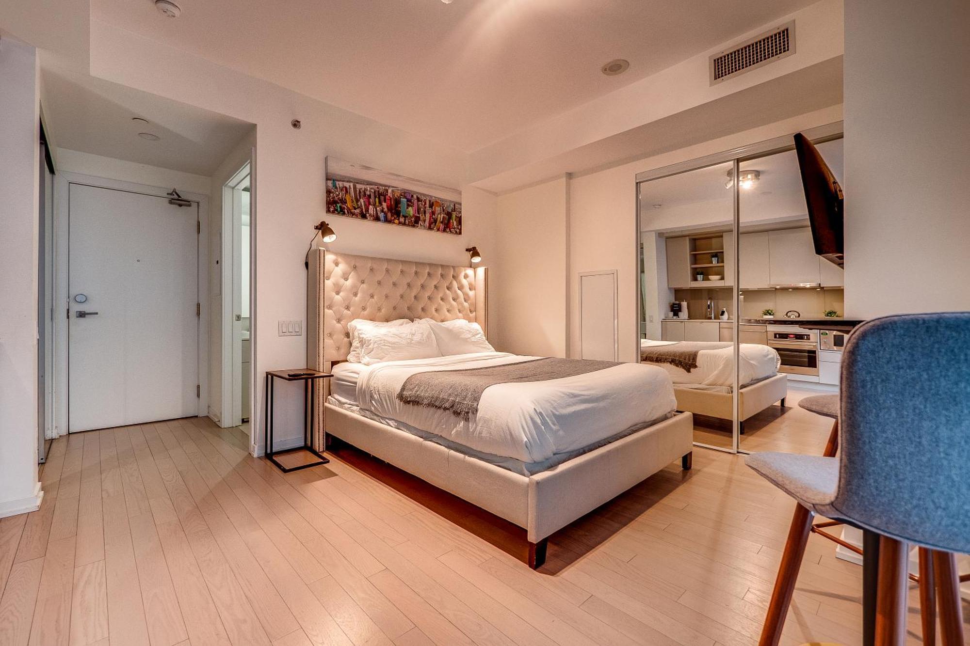 Modern Suite On Peter St - City View 토론토 외부 사진