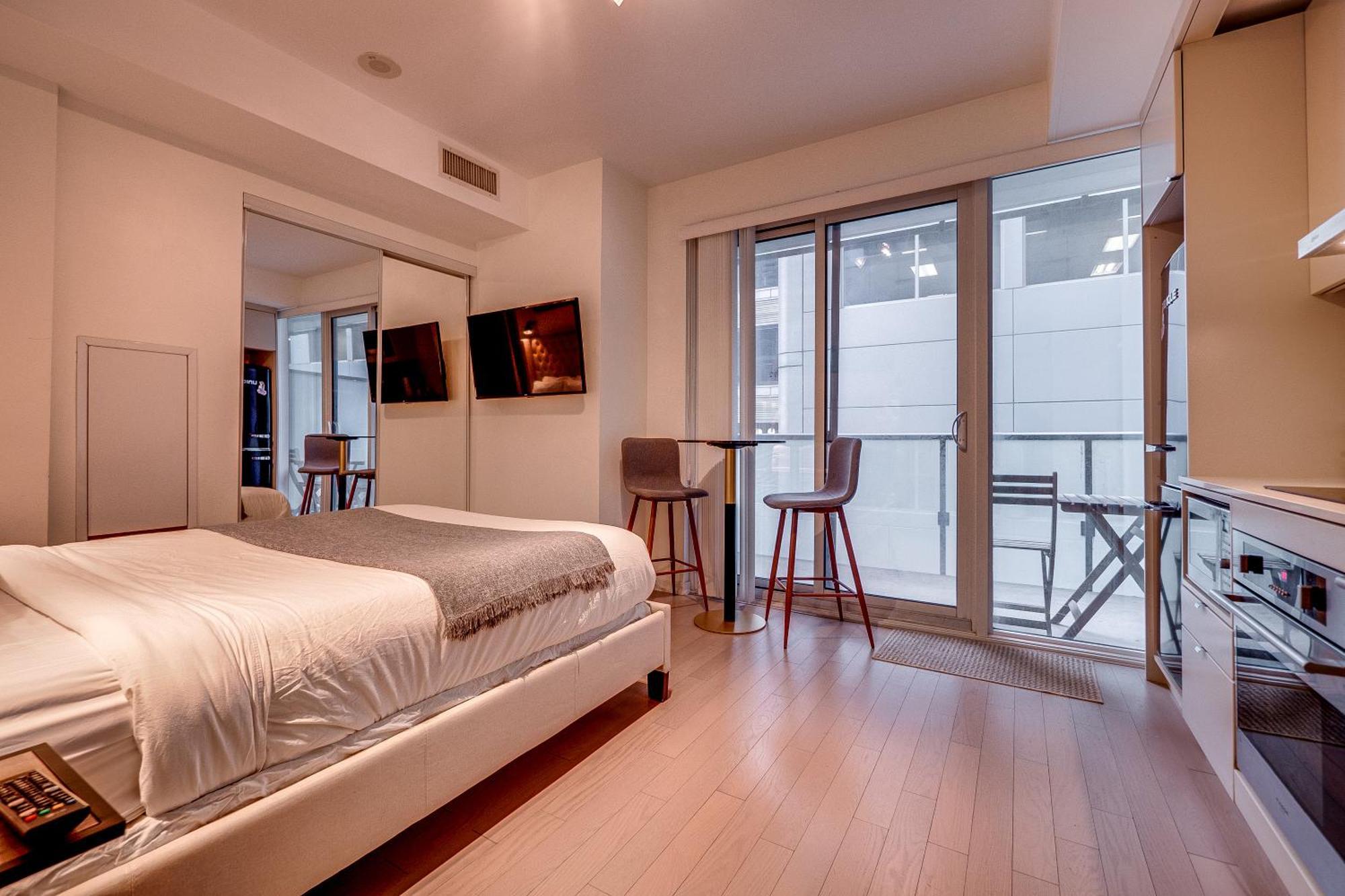 Modern Suite On Peter St - City View 토론토 외부 사진